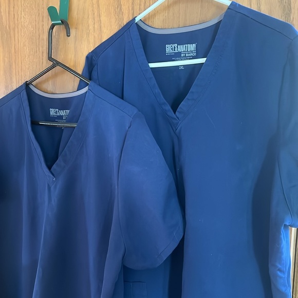Grey”s anatomy scrub tops navy in color - Picture 5 of 5